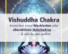 Vishuddha Chakra - Halschakra: Meditierender Yogi mit leuchtenden Chakren vor einer Blume des Lebens sitzt in Meditation