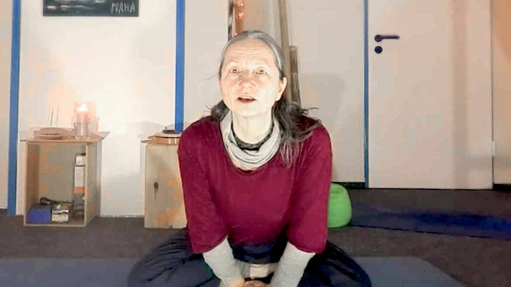 Mahashakti begleitet dich auf deiner Tiefenreise durch die Chakren - Hier beim Unterrichten in ihrer Yogaschule
